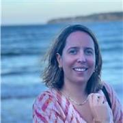 La enseñanza es mi vocación, disfruto enseñando todo lo que he aprendido de otros. Ofrezco clases de planificación y acompañamiento en el estudio en general, refuerzo de Lengua y Literatura, Historia, Geografía e Historia del Arte